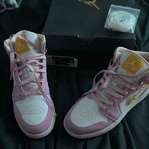 Air Jordan 1 mid SE (GS) LT Arctic pink/university gold